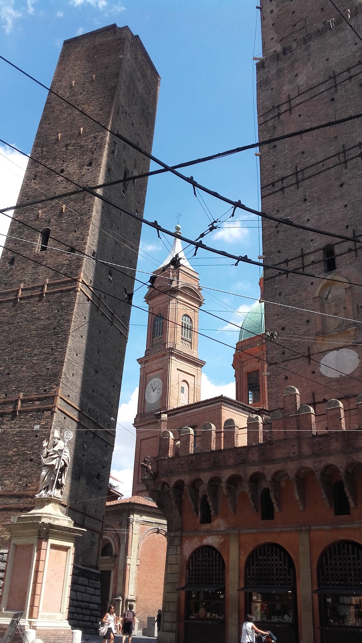 Piazza di Porta Ravegnana - Le due Torri